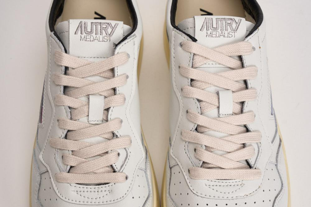 Sneakers uomo Medalist Low nera e bianca AULM ML02 AUTRY 