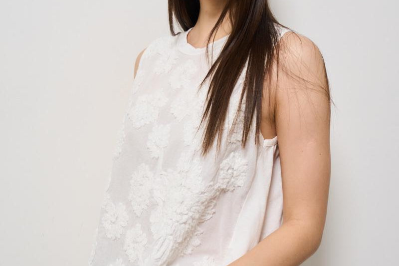 Top donna bianco con ricami floreali S25MD70 BIANCO TENSIONE IN 