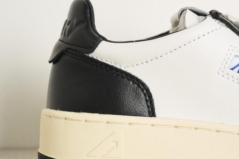 Sneakers uomo medalist low bicolor in pelle bianca e nera AULW WB01 AUTRY 