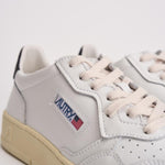 Sneakers uomo Medalist low bianca e nera AULM LL22 AUTRY 