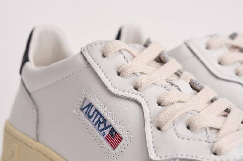 Sneakers uomo Medalist low bianca e nera AULM LL22 AUTRY 