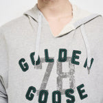 Felpa uomo con cappuccio grigia GUP02170 P00186160583 GOLDEN GOOSE 