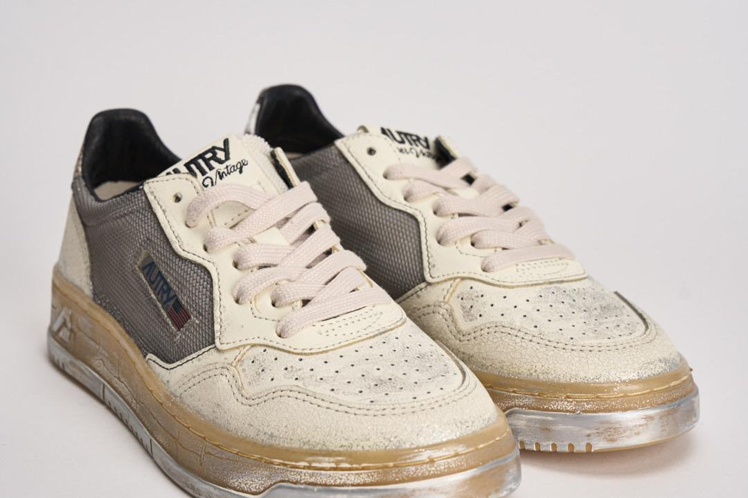 Sneakers donna Medalist Low Super Vintage bianco e argento AVLW ME01 AUTRY 