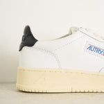 Sneakers uomo medalist low in pelle bianca e nera AULW LL22 AUTRY 
