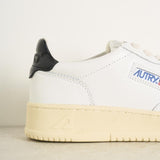 Sneakers uomo medalist low in pelle bianca e nera AULW LL22 AUTRY 