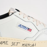 Sneakers uomo Medalist Low nera e bianca AULM ML02 AUTRY 