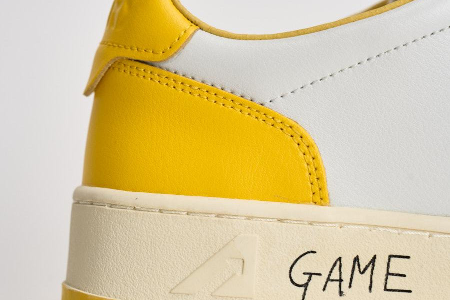 Sneakers uomo Medalist Low bianca e gialla AULM BH01 AUTRY 