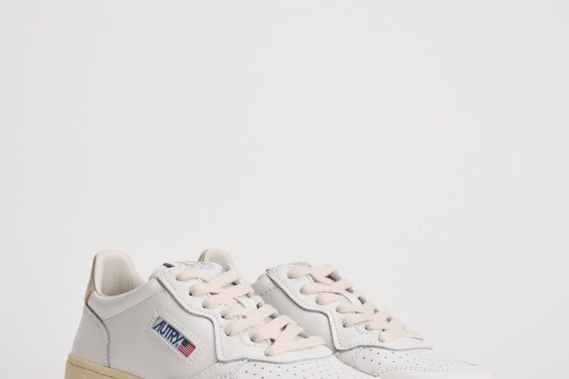 Sneakers donna medalist low in pelle bianca e beige AULW LL87 AUTRY 