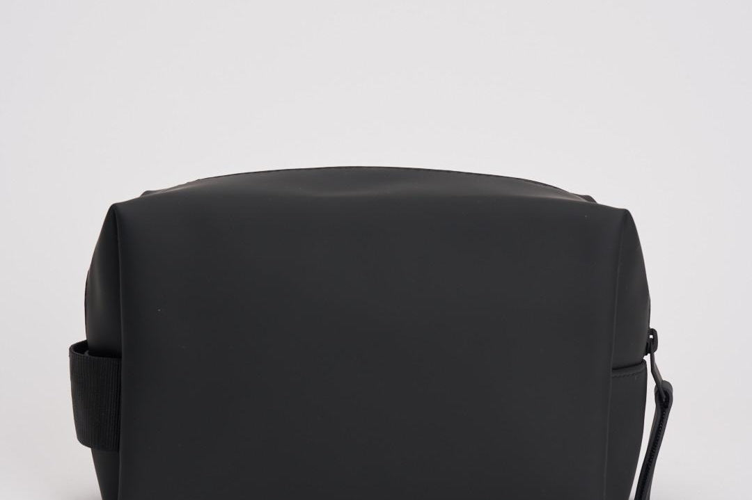 Borsa da toilette Wash Bag Small impermeabile nera 15580 01 RAINS 