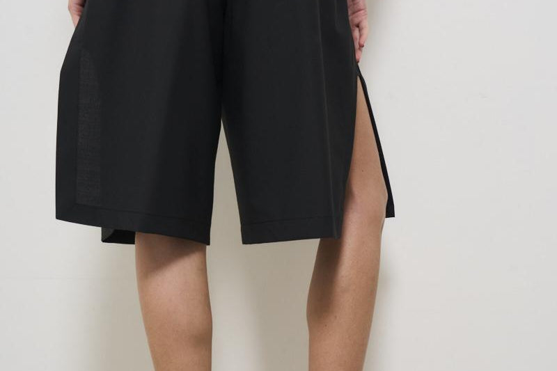 Bermuda donna neri con spacchi BRENDA W0217T0002 HAIKURE 
