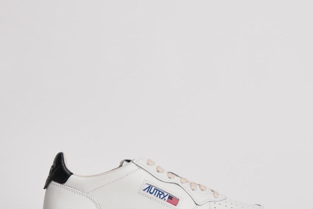 Sneakers Medalist low uomo nera e bianca AULM LL22 AUTRY 