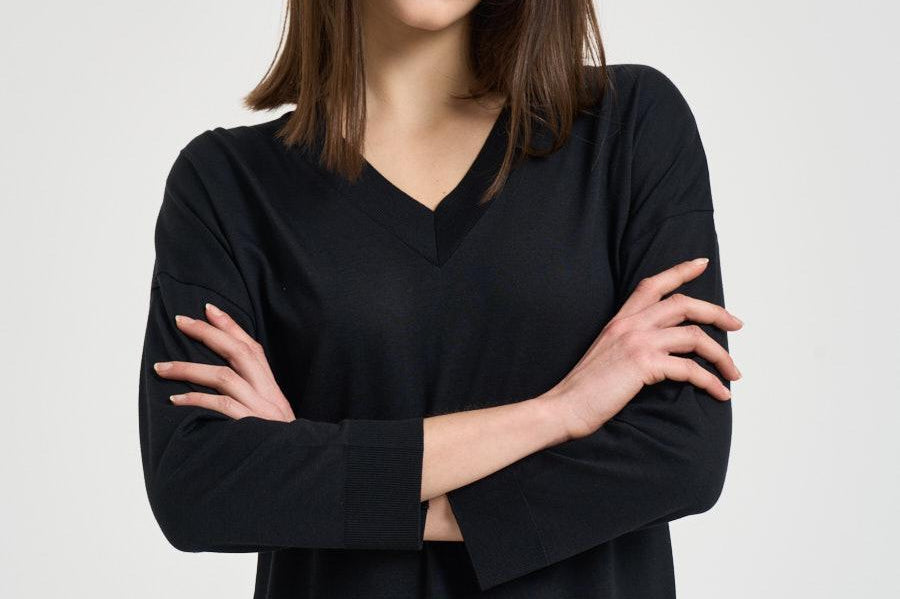 Maglia donna scollo a V nera JV000015D 520569300 HERNO 