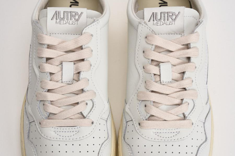Sneakers uomo Medalist low bianca e marrone AULM LL28 AUTRY 