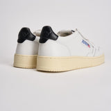 Sneakers uomo Medalist low nera e bianca AULM LL22 AUTRY 