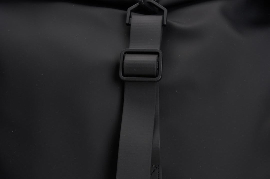 Zaino nero impermeabile uomo 13320 01 RAINS 