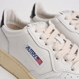 Sneakers donna Medalist bianca e nera AULW LL22 AUTRY 