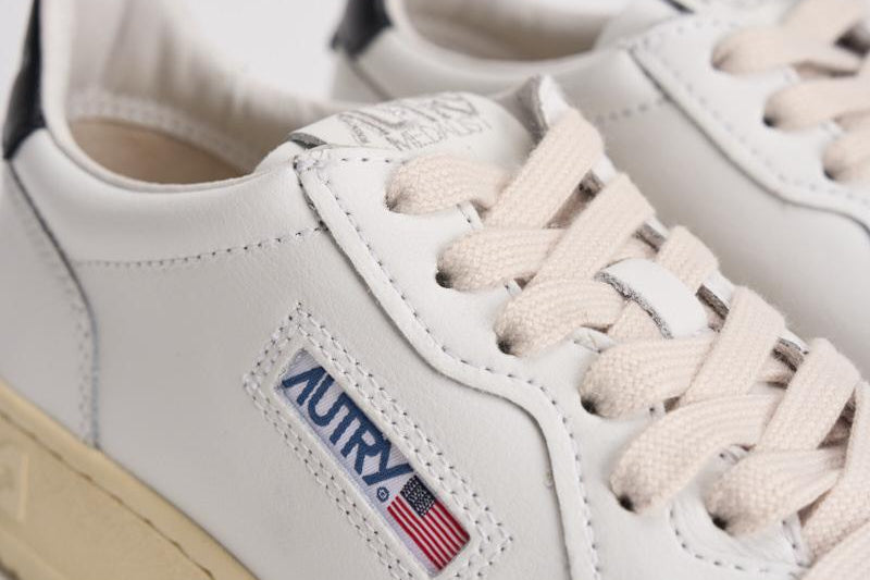 Sneakers donna Medalist bianca e nera AULW LL22 AUTRY 