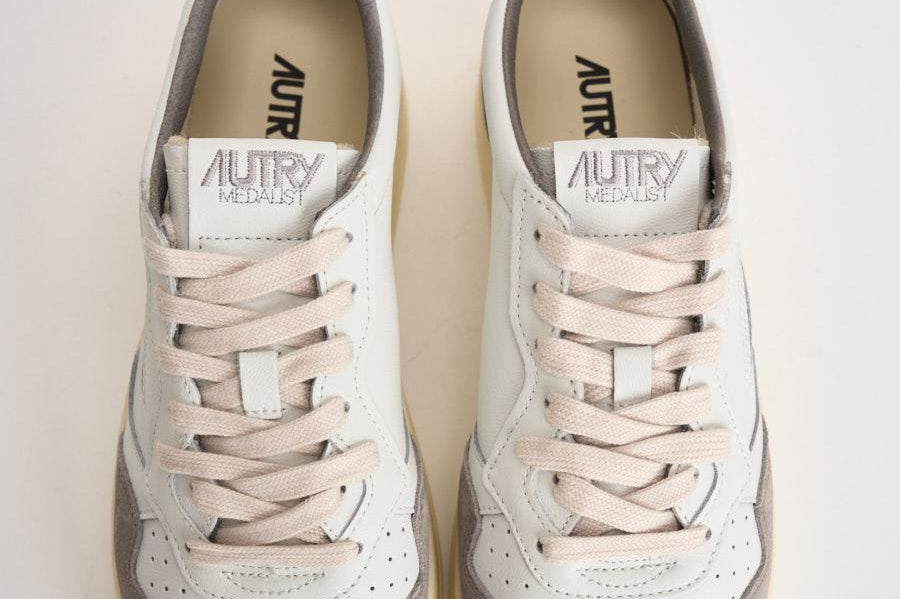 Sneakers uomo Medalist Low in suede bianca e grigia AULM FT15 AUTRY 
