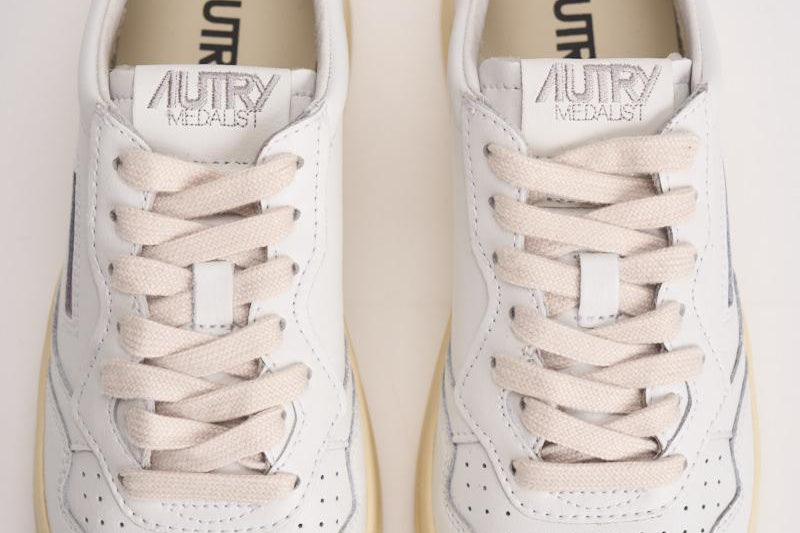 Sneakers donna Medalist bianca e nera AULW LL22 AUTRY 