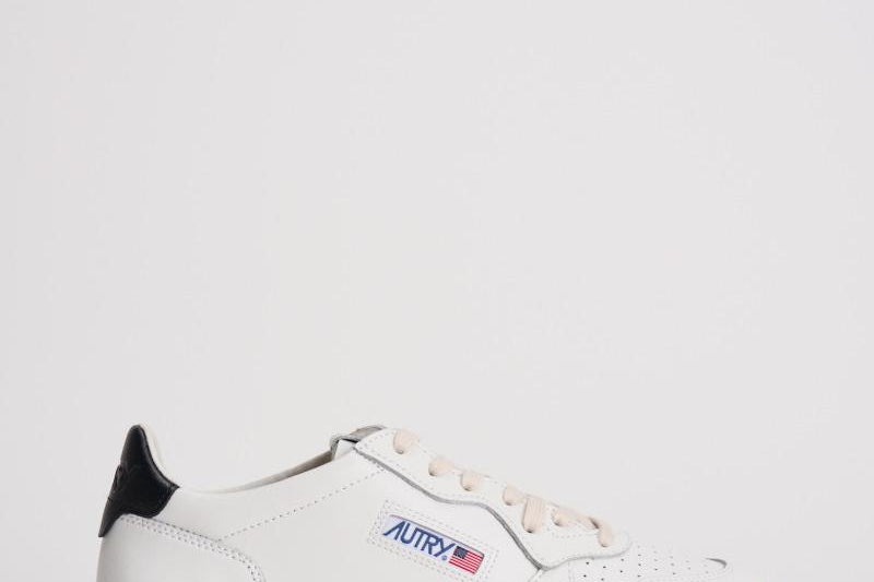 Sneakers uomo Medalist low bianca e nera AULM LL22 AUTRY 