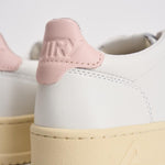 Sneakers donna medalist low in pelle bianca e rosa AULW LL16 AUTRY 