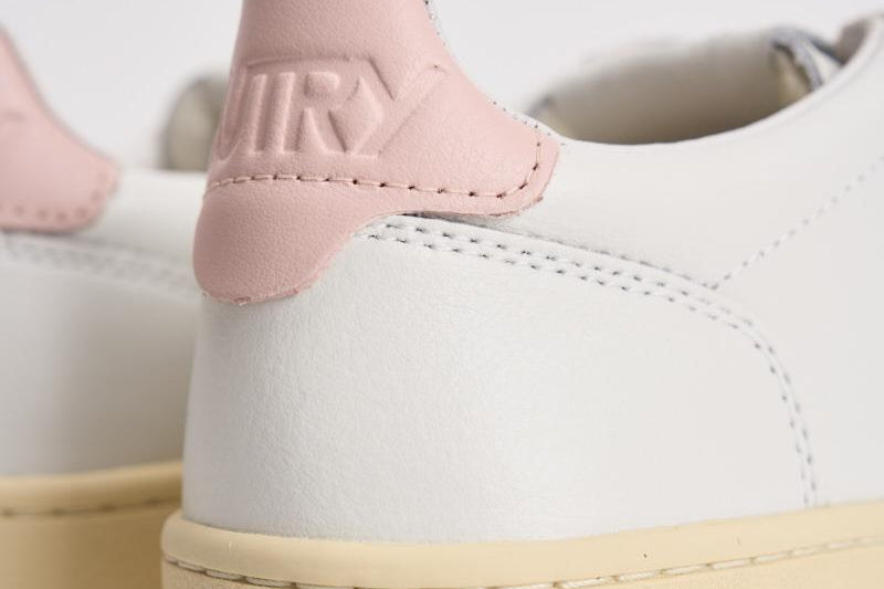 Sneakers donna medalist low in pelle bianca e rosa AULW LL16 AUTRY 