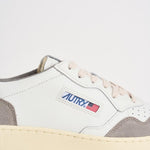 Sneakers uomo Medalist Low in suede bianca e grigia AULM FT15 AUTRY 