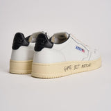 Sneakers uomo Medalist Low nera e bianca AULM ML02 AUTRY 