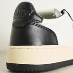 Sneakers uomo medalist low bicolor in pelle bianca e nera AULW WB01 AUTRY 