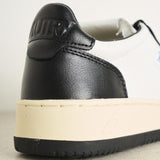 Sneakers uomo medalist low bicolor in pelle bianca e nera AULW WB01 AUTRY 
