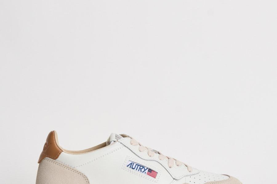 Sneakers uomo Medalist Low in suede beige e caramello AULM LS16 AUTRY 