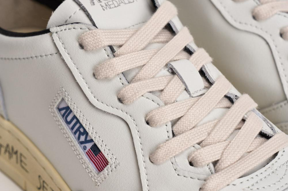 Sneakers uomo Medalist Low nera e bianca AULM ML02 AUTRY 