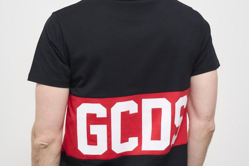 T-shirt uomo girocollo nera B1XM2314JA3 99 GCDS 