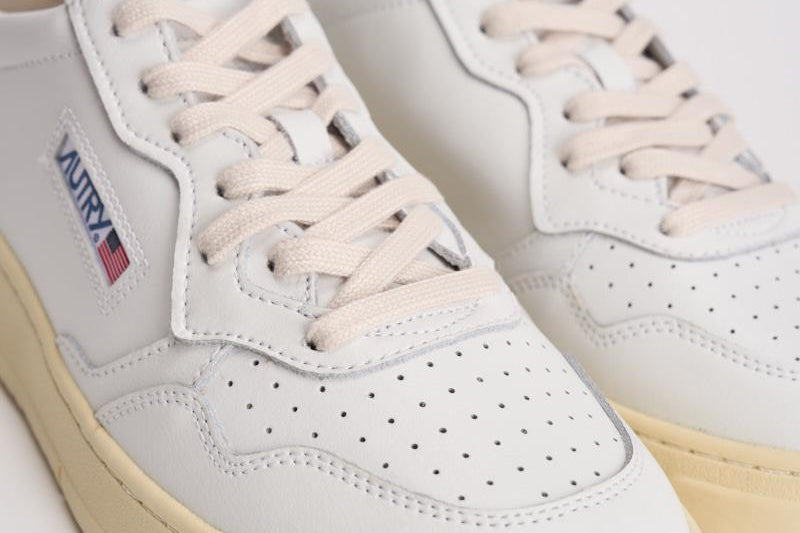Sneakers uomo Medalist low bianca e nera AULM LL22 AUTRY 