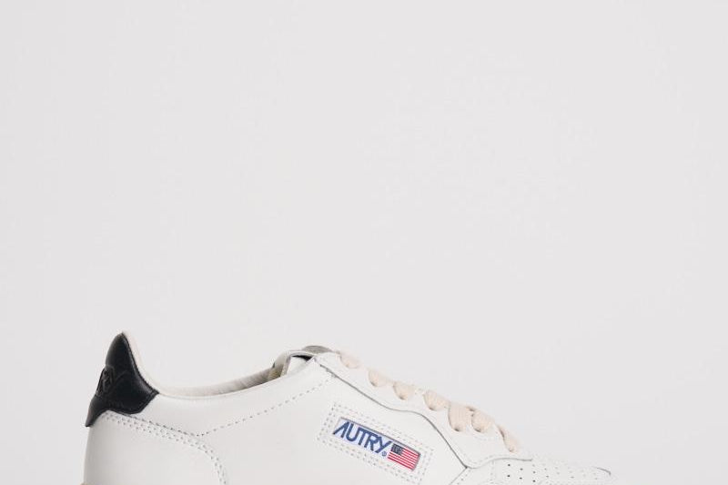Sneakers donna Medalist bianca e nera AULW LL22 AUTRY 