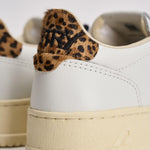 Sneakers donna Medalist Low bianca e cavallino leopardato AULW OC01 AUTRY 