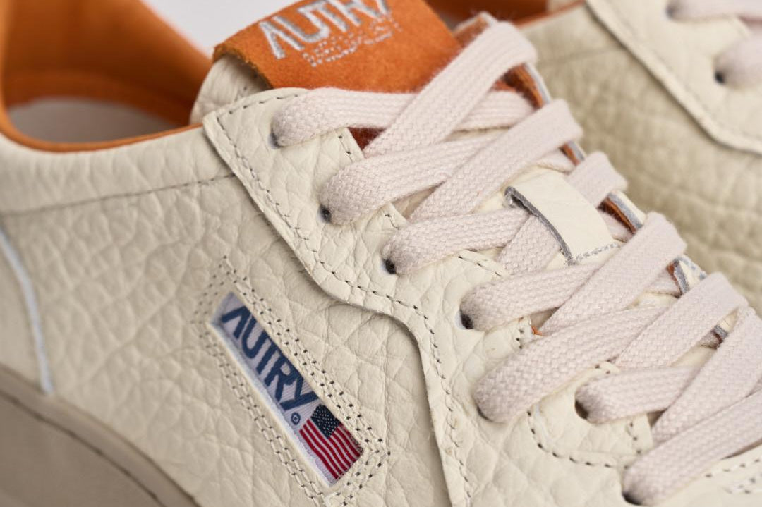 Sneakers uomo Medalist Low bianca e arancione AULM NE13 AUTRY 