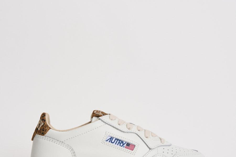 Sneakers Medalist Low donna bianche e animalier AULW HJ02 AUTRY 