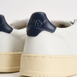 Sneakers uomo Medalist Low  in pelle bianca e blu AULM LL12 AUTRY 