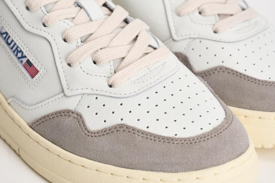 Sneakers uomo Medalist Low in suede bianca e grigia AULM FT15 AUTRY 