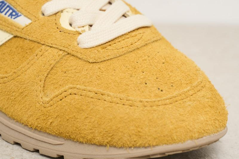Sneakers donna Windspin in suede ocra SLWU B03 AUTRY 