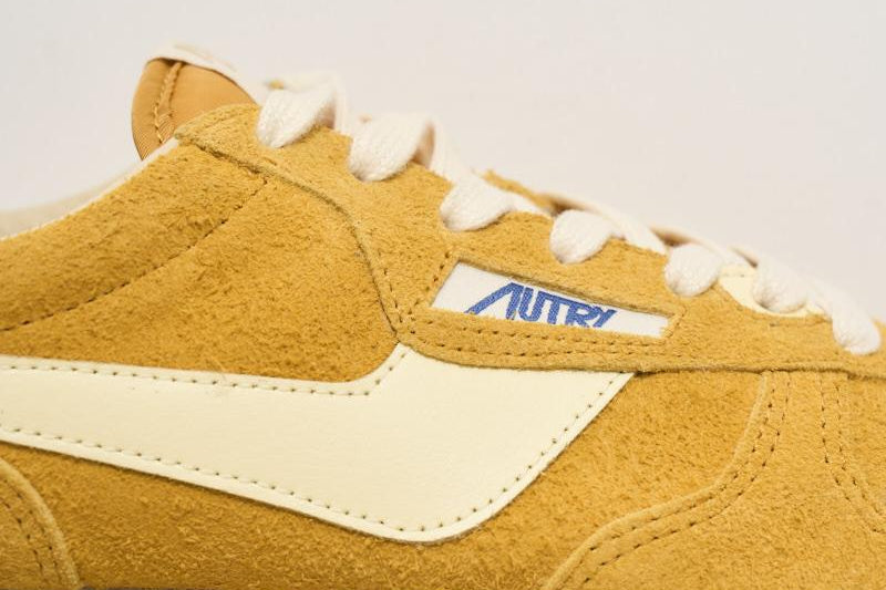 Sneakers donna Windspin in suede ocra SLWU B03 AUTRY 