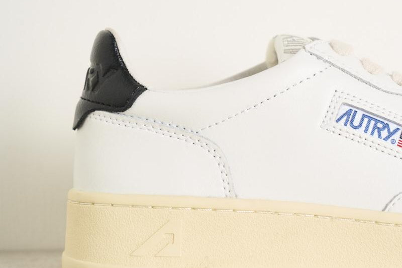 Sneakers uomo medalist low in pelle bianca e nera AULW LL22 AUTRY 