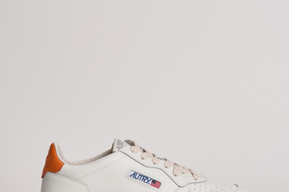 Sneakers uomo Medalist low bianca e arancione AULM LL26 AUTRY 