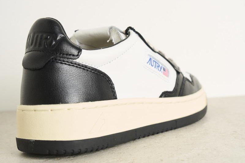 Sneakers uomo medalist low bicolor in pelle bianca e nera AULW WB01 AUTRY 