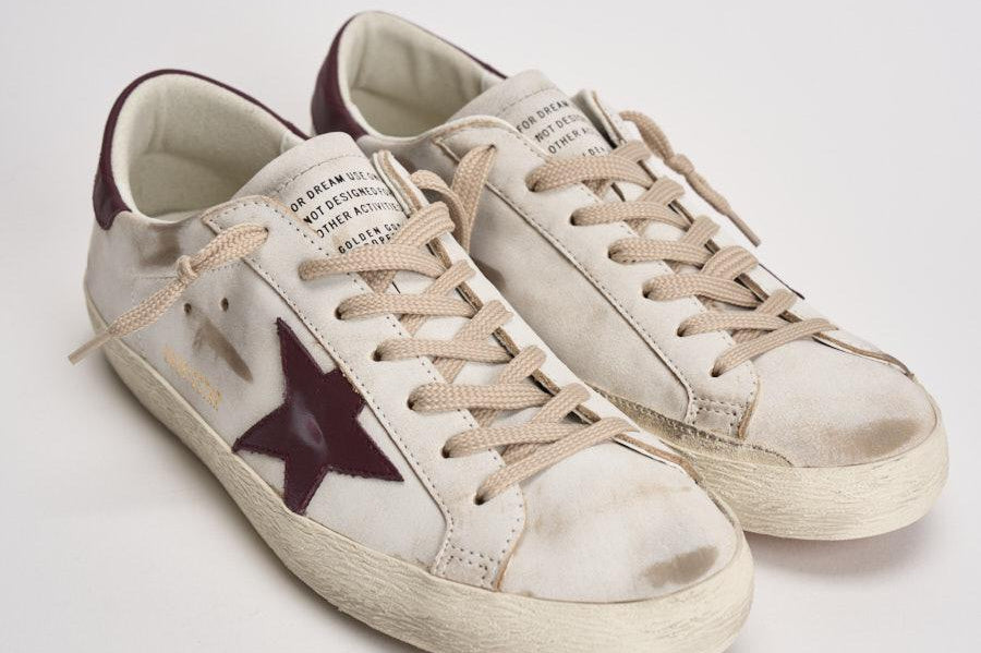 Sneakers uomo Super-star bianca e bordeaux GMF00101 F00811410350 GOLDEN GOOSE 