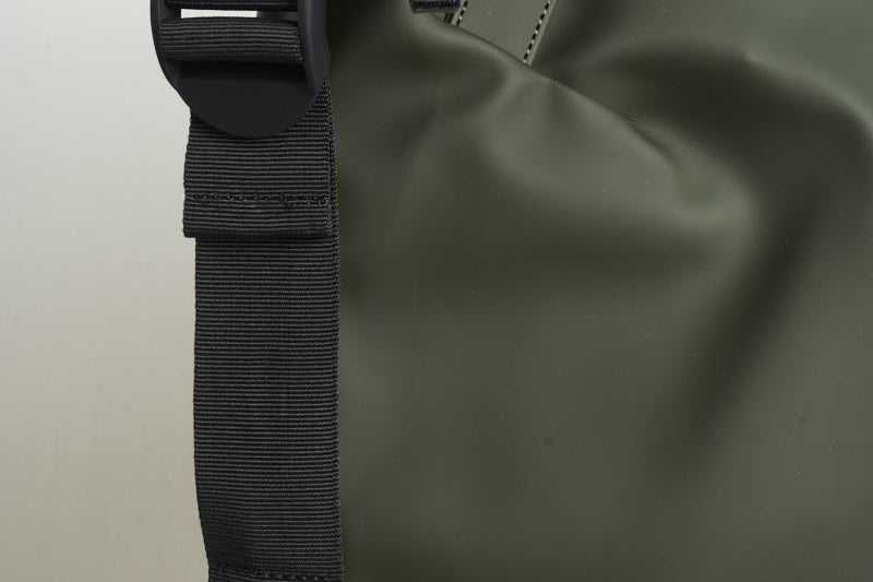 Borsone uomo impermeabile verde 14200 03 RAINS 