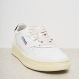 Sneakers donna Medalist bianca e nera AULW LL22 AUTRY 