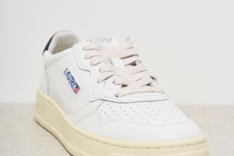 Sneakers donna Medalist bianca e nera AULW LL22 AUTRY 