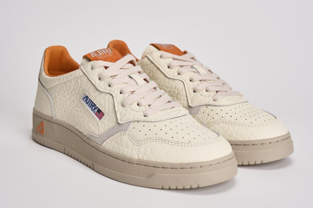 Sneakers uomo Medalist Low bianca e arancione AULM NE13 AUTRY 